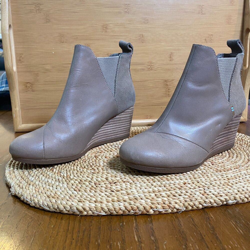TOMS Taupe Leather Wedge Ankle Booties Sz 7 Side Stretch Pull On Chic Minimalist